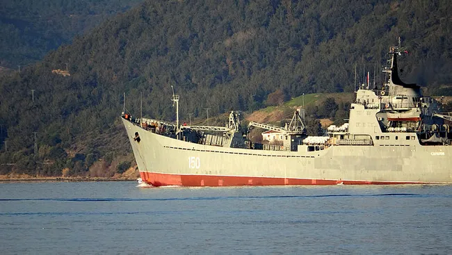 Rus savaş gemisi ’Saratov’ Çanakkale Boğazı’ndan geçti