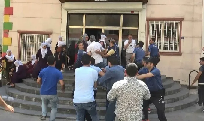 HDP’liler oğlu için eylem yapan anne Hacire Akar’a saldırdı