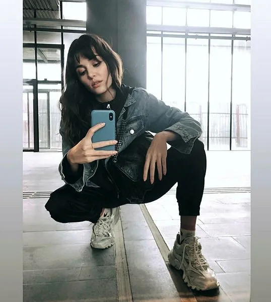 Karantinada olan Hande Erçel paylaşımıyla sosyal medyayı salladı!