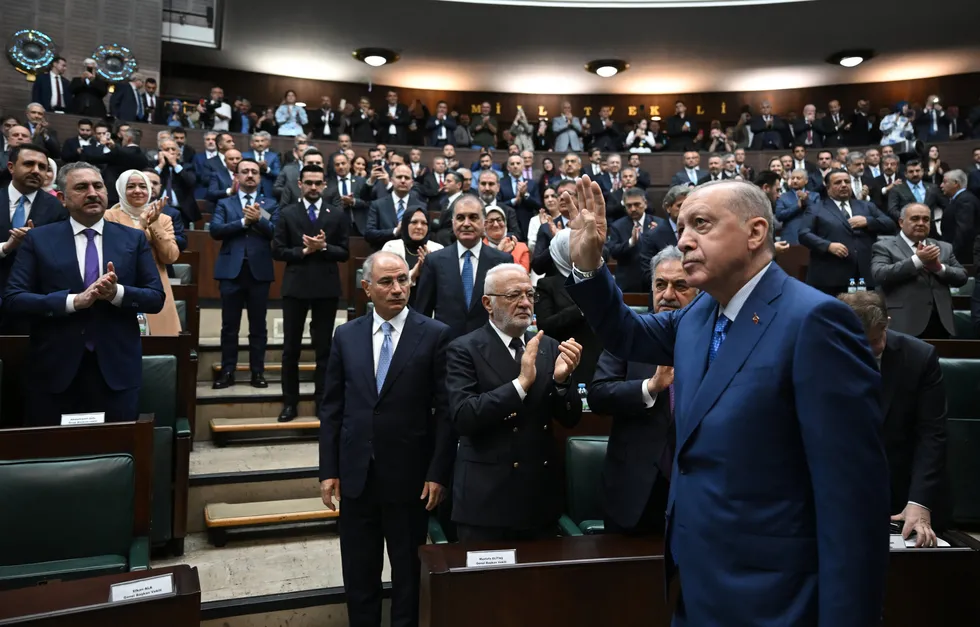 Başkan Erdoğan, partisinin TBMM Grup Toplantısı'na katılarak partilileri selamladı. (Foto: AA)