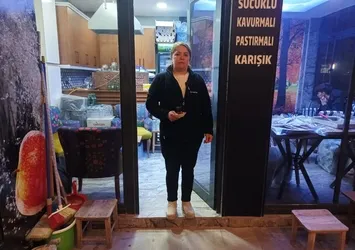 Çocuklarını okutmak için çaycılık yapıyor
