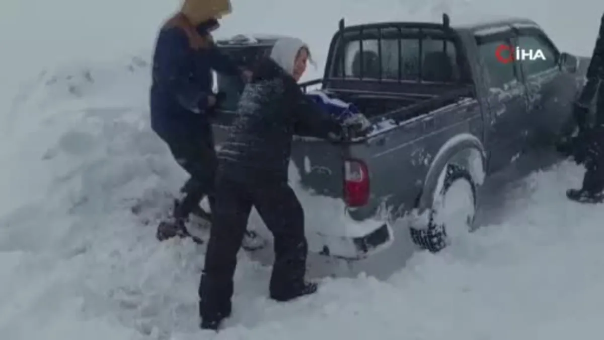 Artvin Macahel'de kar sürprizi: Mahsur kalan Fransız turistler kurtarıldı
