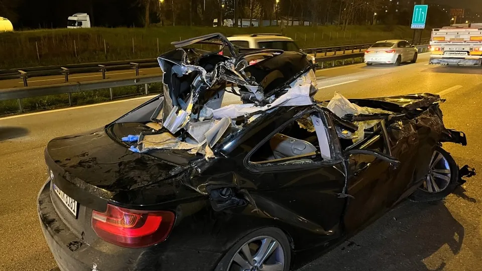 TEM'de feci kaza! Otomobilin tavanı koptu: 1 ölü, 2 yaralı | Boş alkol şişeleri...