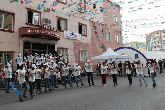 HDP'li gruptan Diyarbakır annelerine hakaret gibi etkinlik - 2