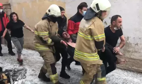 İzmir'de korkutan yangın! Alevlerin içinden itfaiye ekipleri kurtardı - 3