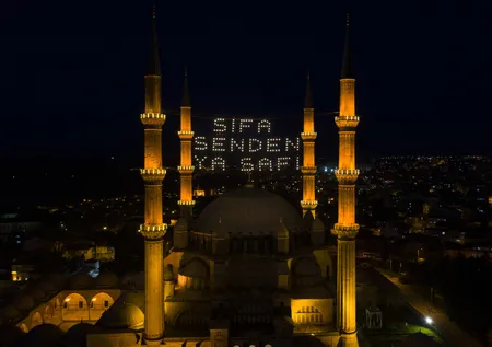 İstanbul'da hasretle beklenen görüntüler! Mahyalar yandı