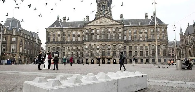 Amsterdam’da meydanlara beton bloklar yerleştirildi