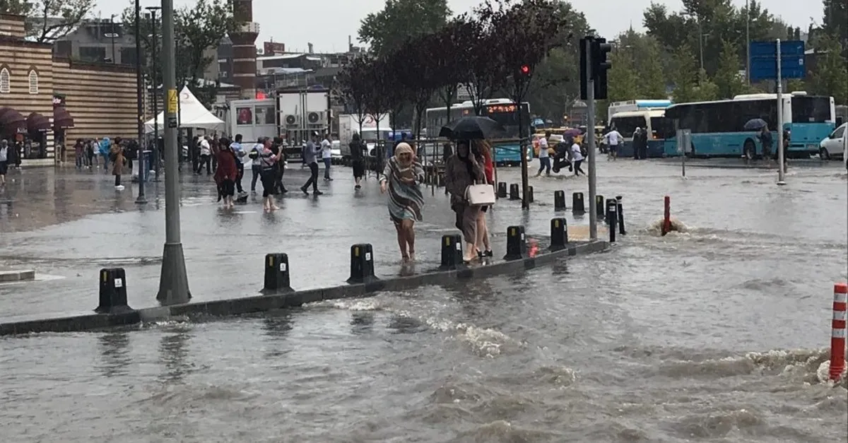 Üsküdar'da denizle kara birleşti