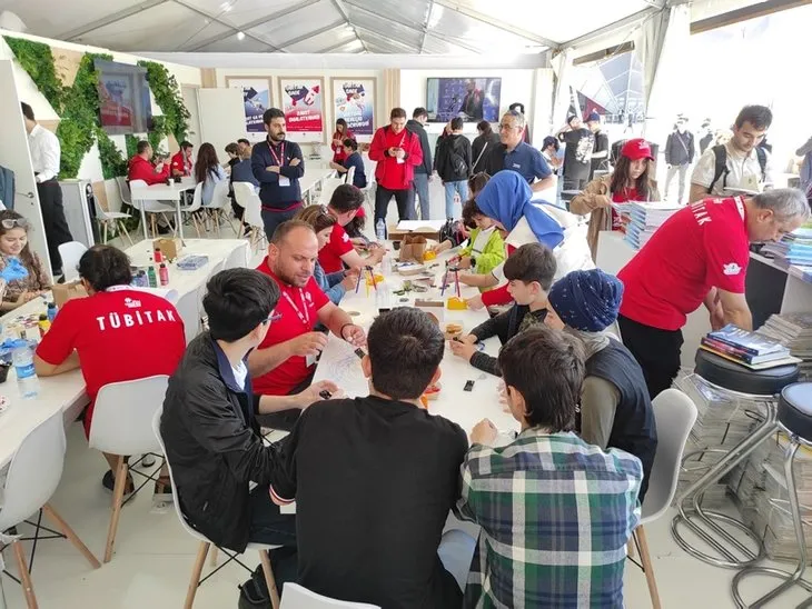 Bakü semalarında hilal ve yıldız! Teknofest'te nefesleri kesen gösteri