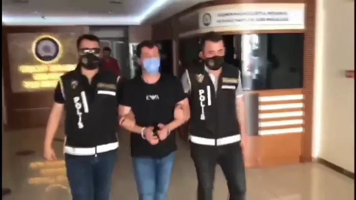 Son dakika: Kuzey Makedonya'da yakalanan Sarallar suç örgütünün lideri Zafer Saral Türkiye'ye getirildi - 1