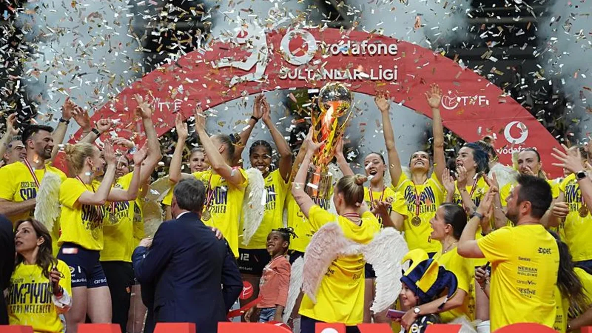 Fenerbahçe Opet üst üste ikinci kez şampiyon oldu! Sarı Laciverliler Eczacıbaşı Dynavit'i 3-0 mağlup etti