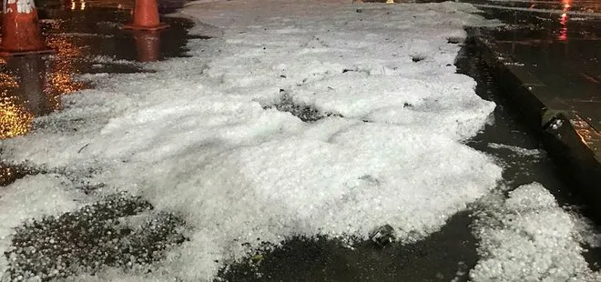Erzurum'da dolu sonrası sokaklar beyaza büründü: Cadde ve sokaklarda su taşkınları oluştu