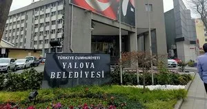 Mustafa Tutuk’tan Yalova Belediyesi’nin girişine dikkat çeken yazı