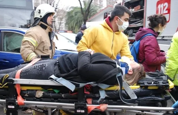 iett-kazalari-bitmek-bilmiyor-kadikoyde-otobus-carpan-surucu-yaralandi-1645792843706.jpg İETT kazaları bitmek bilmiyor! Kadıköy’de otobüs çarpan sürücü yaralandı - 1