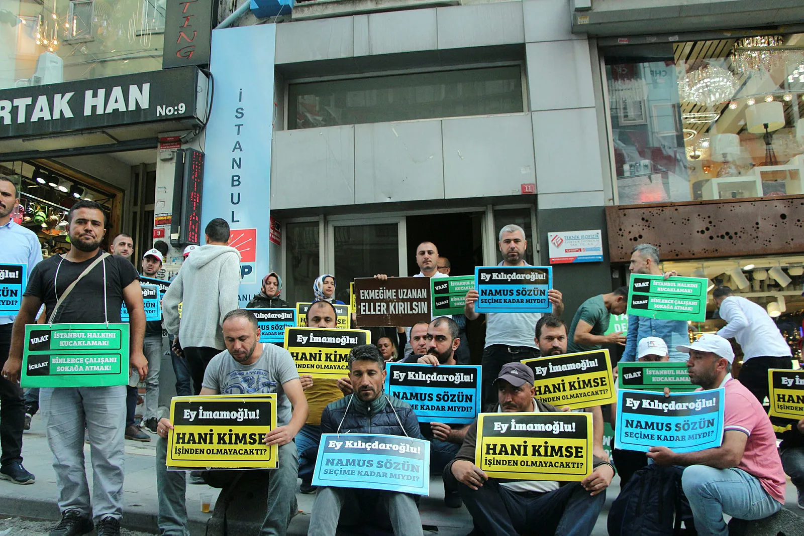 İBB'den işten çıkartılan bir grup işçi, CHP il binası önünde oturma eylemine başladı