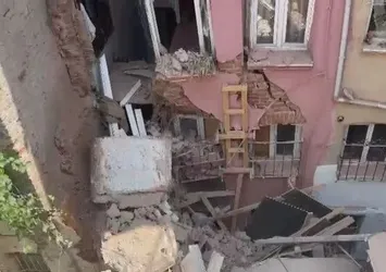 Fatih'te bir kısmı çöken bina mühürlendi!