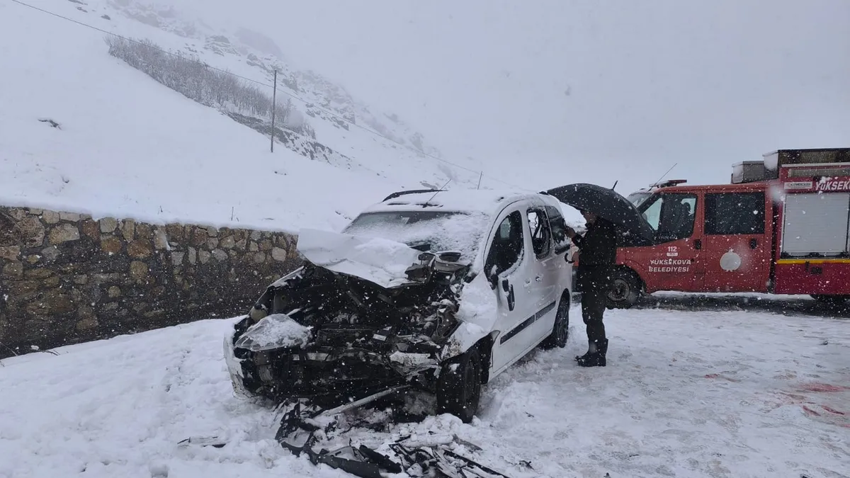 Yüksekova'da kamyonetler çarpıştı: 8 yaralı