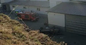 Otomobil fabrika bahçesine uçtu: 2 ölü