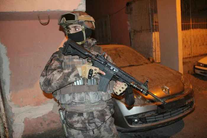 Son dakika: Adana’da suç örgütüne operasyon: 12’si polis 55 şüpheli hakkında gözaltı kararı