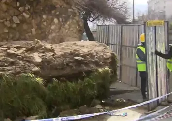 İstanbul’da tarihi sur yola devrildi