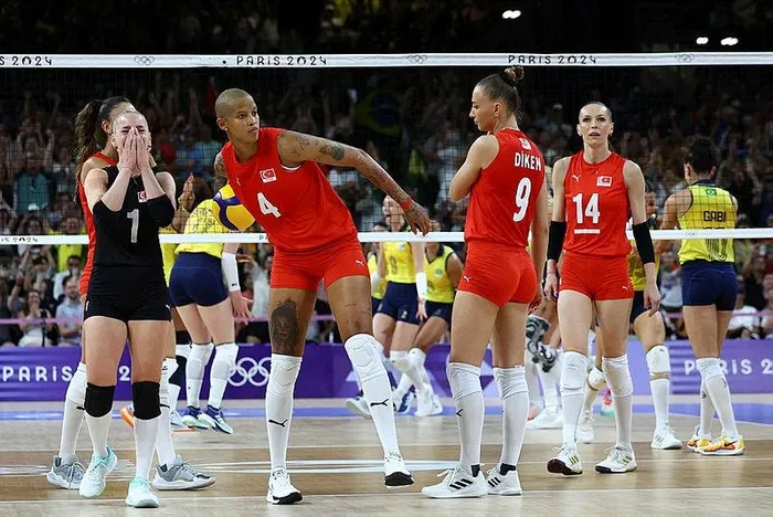 genclik-ve-spor-bakani-osman-askin-bak-paris-2024-olimpiyatlari-degerlendirmesi-federasyonlar-hesap-verecek-1723447690804.jpeg Filenin Sultanları yarı finalde İtalya'ya, 3.lük maçına ise Brezilya'ya kaybetti