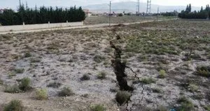 Vatandaşı korkutan yarık