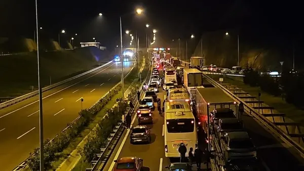 1712614757653.jpg Yolcu otobüsü alevler içinde kaldı! 16 vatandaş hastaneye kaldırıldı - 4