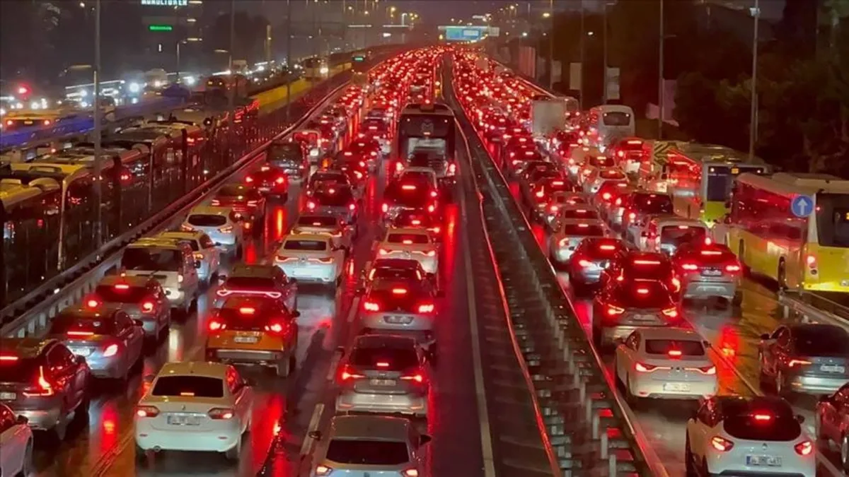 İstanbul'da trafik kilit! Yoğunluk yüzde 71'e ulaştı