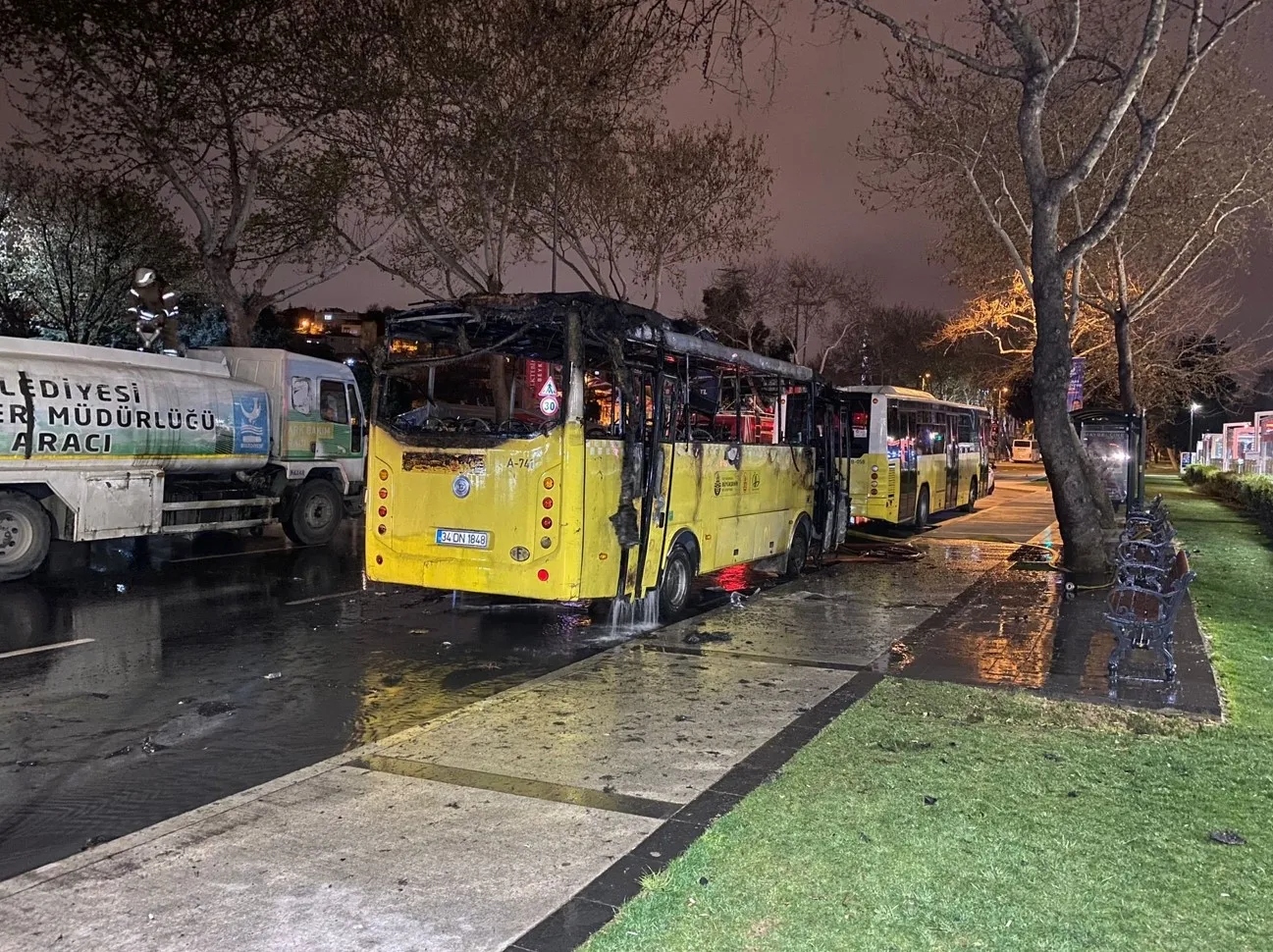 Fatih'te park halindeki İETT otobüsü yandı