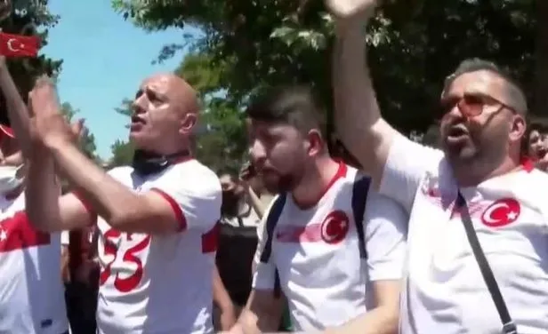 Son dakika: Başkan Erdoğan’a Bakü’de sevgi seli: Taraftarlar böyle seslendi! Türkiye-Galler maçını Aliyev ile birlikte izleyecek