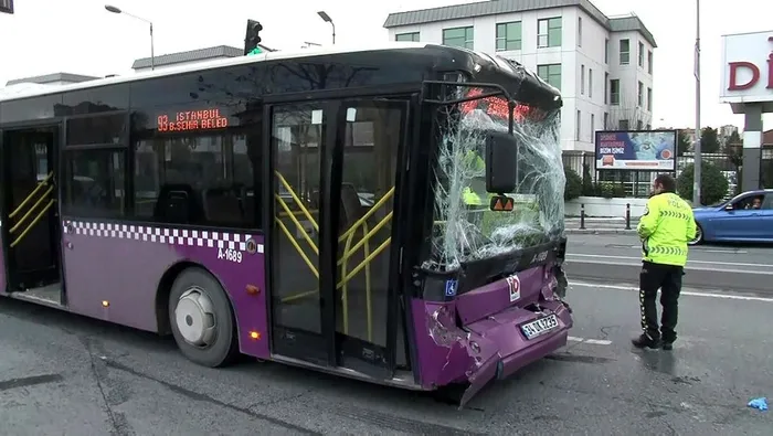 Son dakika: Zeytinburnu'nda İETT otobüsleri çarpıştı - 1