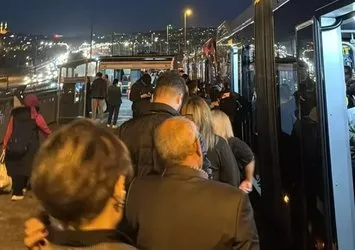 Metrobüste arıza! Yolcular tahliye edildi
