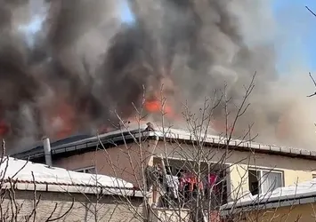 İstanbul'da yangın paniği! 3 katlı binanın çatısı alevler içinde kaldı