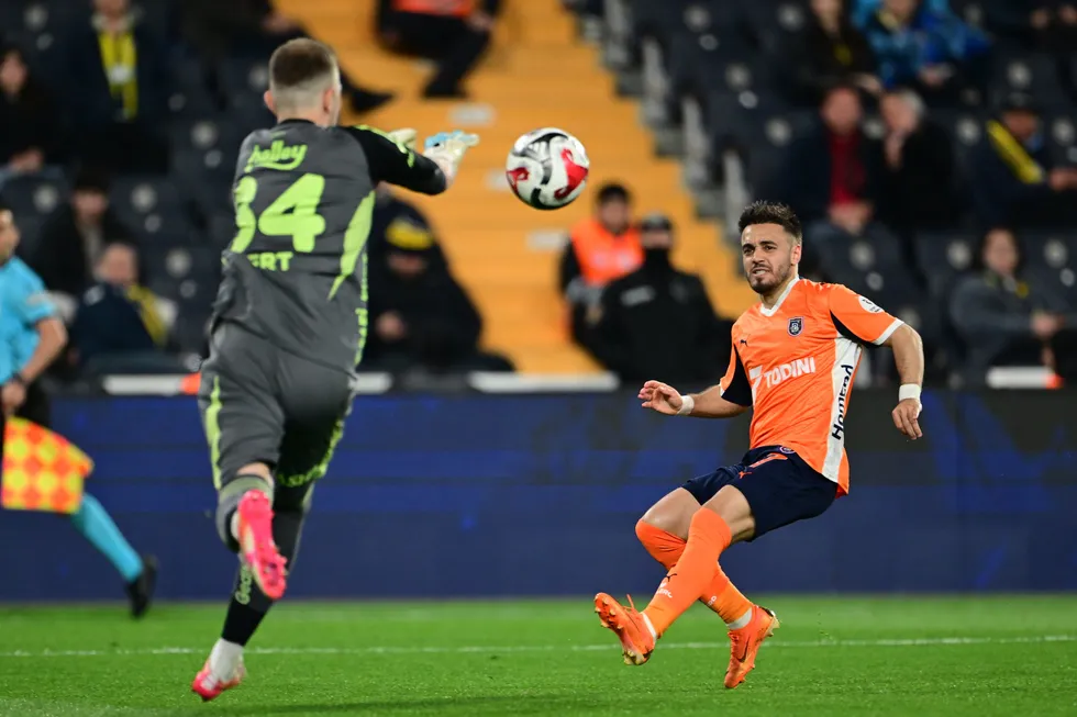 kanarya-evinde-hata-yapmadi-fenerbahce-basaksehiri-3-golle-gecti-1777748979876.jpg Fotoğraf (AA)
