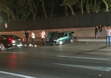 Yarışan iki otomobil zincirleme kazaya neden oldu