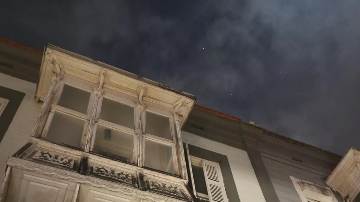 İzmir’de kafenin çatı katında yangın: 2 kişi dumandan etkilendi