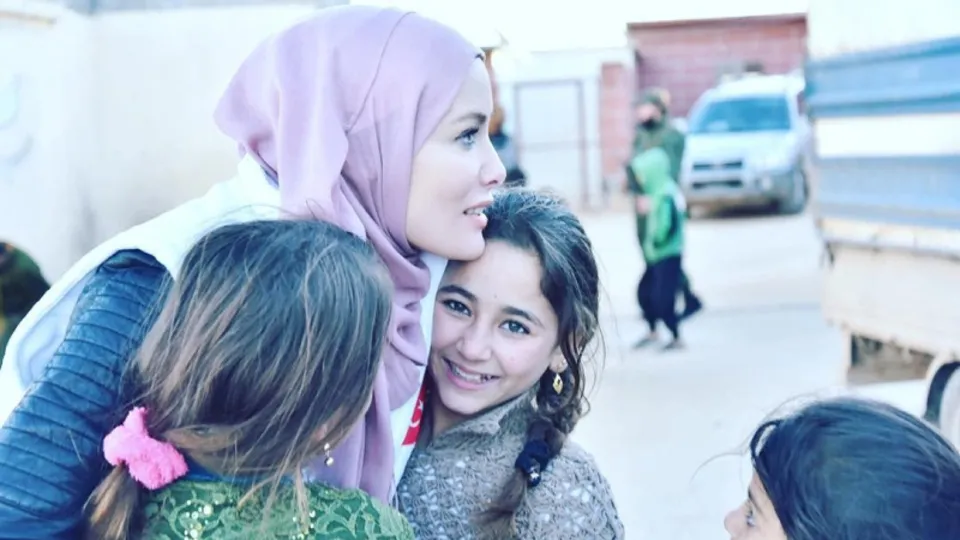 Gamze Özçelik koronavirüs nedeniyle zorluk çeken aileler için kolları sıvadı