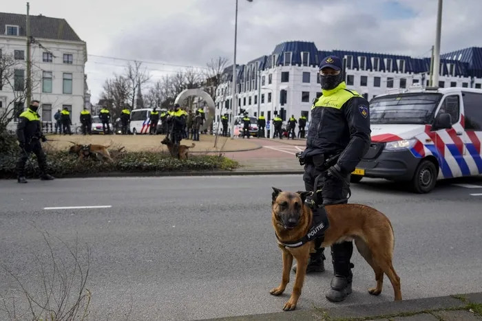 Hollanda’da ortalık karıştı! Genel seçim öncesi hükümet karşıtı protesto - 6