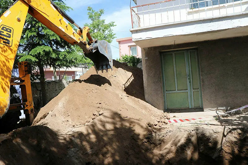 Rüyasında define gördü, bahçesini kazdırdı ama sonu hüsran - 1