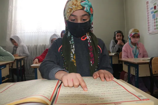 Minikler Kur’an kurslarını doldurdu! Hem eğleniyor hem öğreniyor