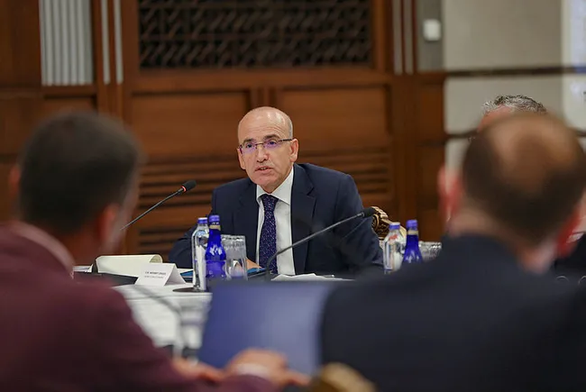 Bakan Şimşek’ten OVP değerlendirmesi: Yatırımlara ve ihracata çok güçlü destek vereceğiz! Maaş düzenlemesinde yeni dönem