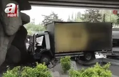 Kontrolden çıkan kamyon duvara çaptı