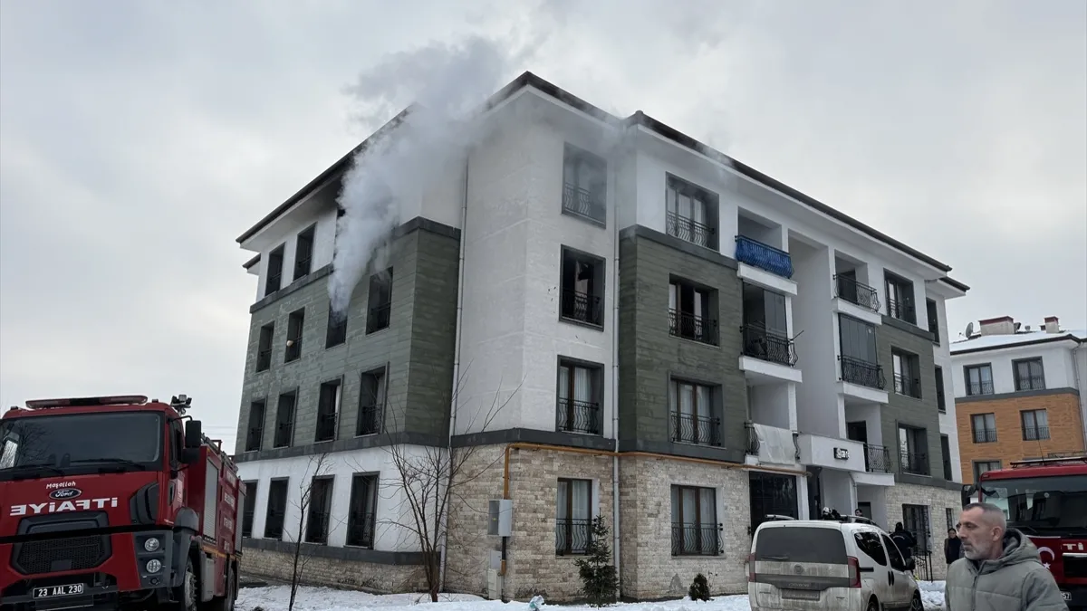 Apartmanda yangın faciası! 11 kişi hastanelik oldu