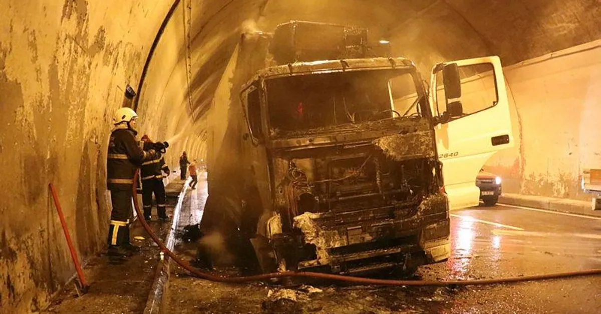 Bolu Dağı Tüneli'nde korku dolu anlar! Tır alevlere teslim oldu