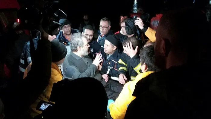 Adana'da sele kapılan otomobildeki 4 kişi kurtarıldı - 1