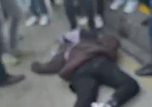 Dehşet veren anlar! Baygınlık geçiren kıza metrobüs çarptı