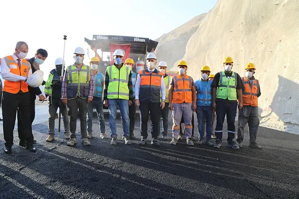 Ulaştırma ve Altyapı Bakanı Adil Karaismailoğlu, Yusufeli’nde yol ve tüneller inşaatlarını inceledi! Tarih verdi