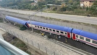 Gebze’de tren raylardan çıktı