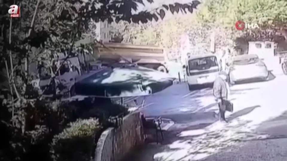 Beşiktaş’ta hafriyat kamyonu devrildi