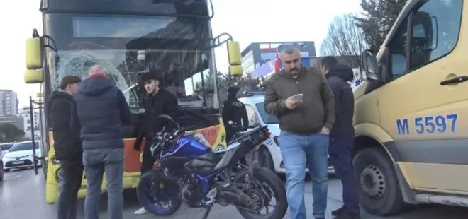 İETT motosiklete çarptı! 2 genç yaralandı